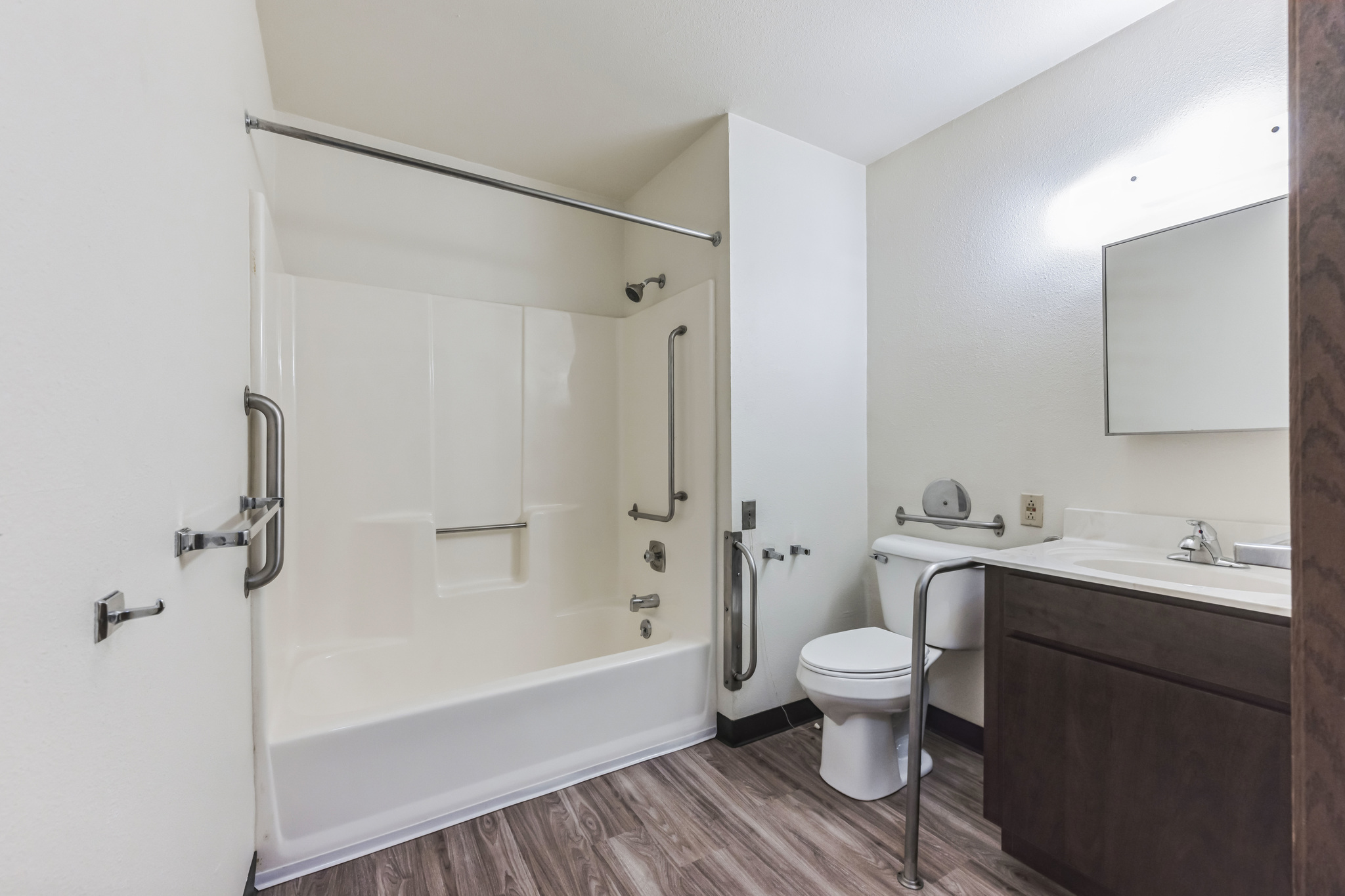 1951252_N_12th_Pl_Sturgeon_Bay_WI_54235_USA-Bathroom-DSC_9208.jpg