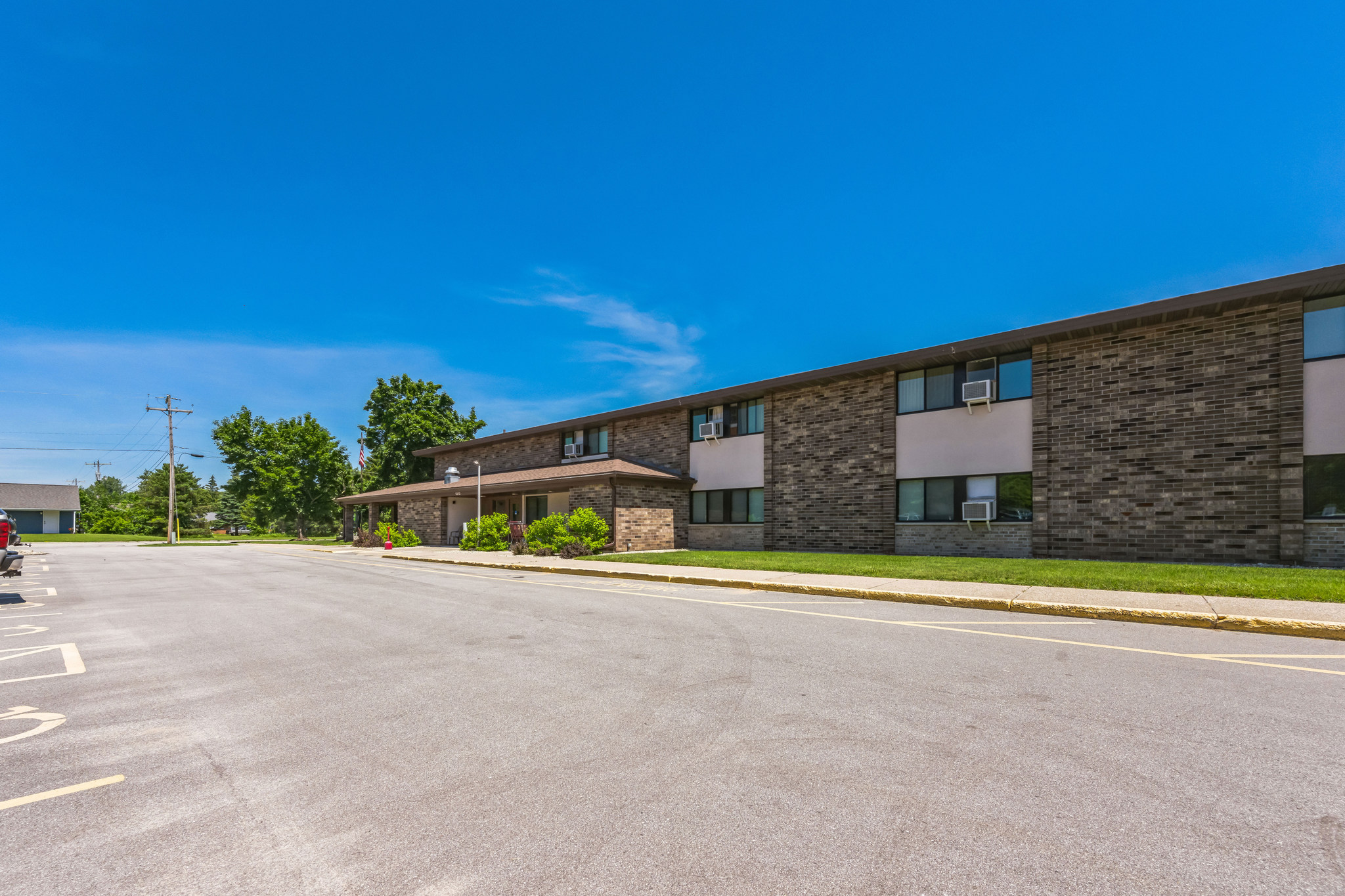 1951252_N_12th_Pl_Sturgeon_Bay_WI_54235_USA-Exterior-DSC_9186.jpg