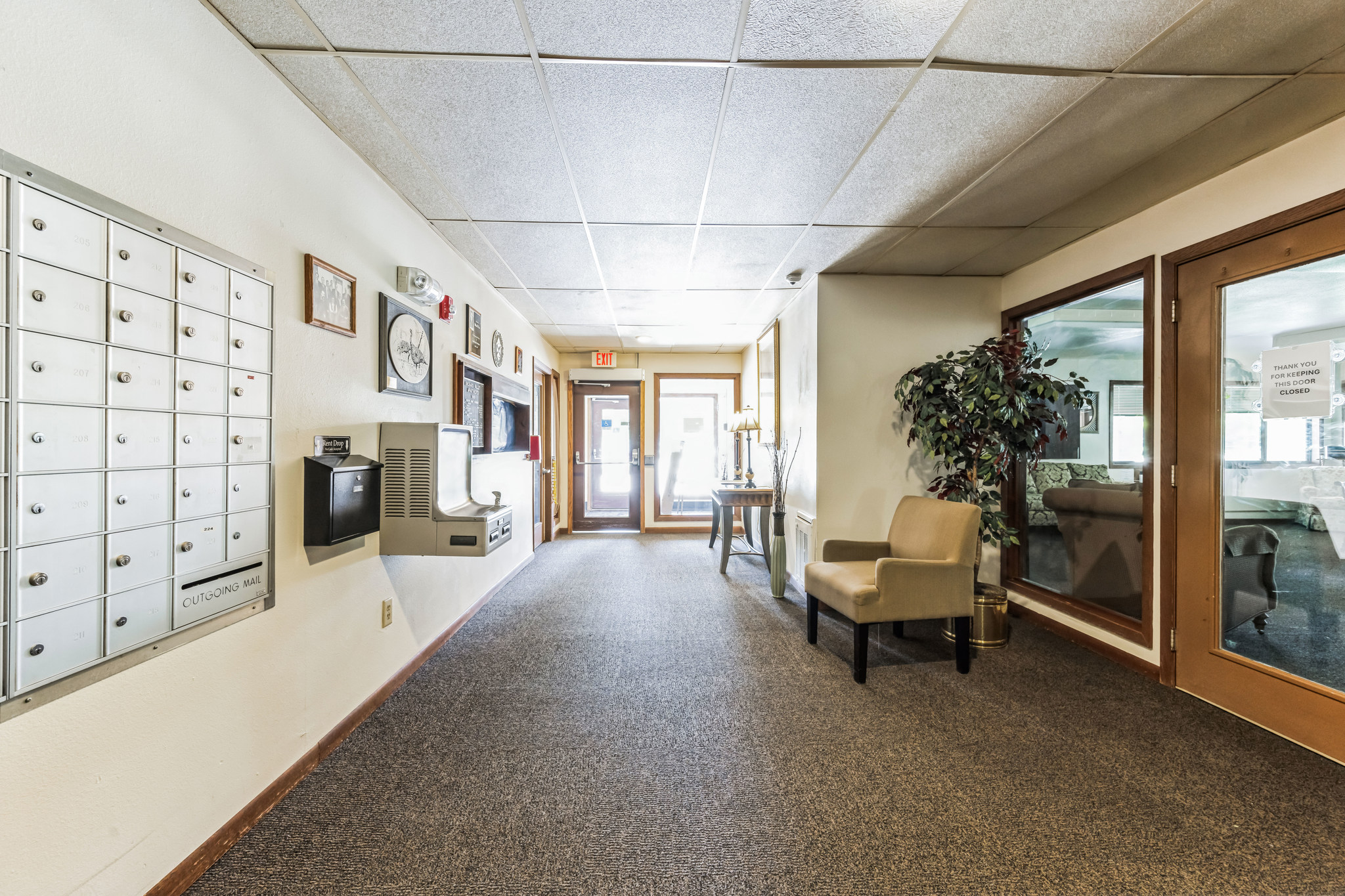 1951252_N_12th_Pl_Sturgeon_Bay_WI_54235_USA-Foyer-DSC_9323.jpg