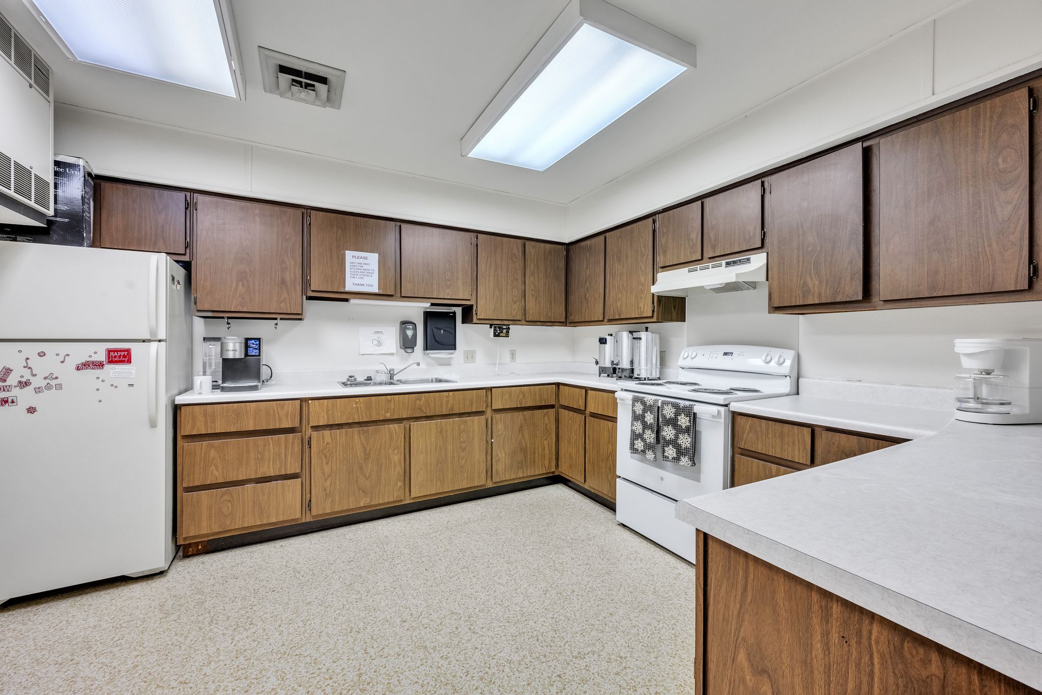 1951252_N_12th_Pl_Sturgeon_Bay_WI_54235_USA-Kitchen-DSC_9316.jpg