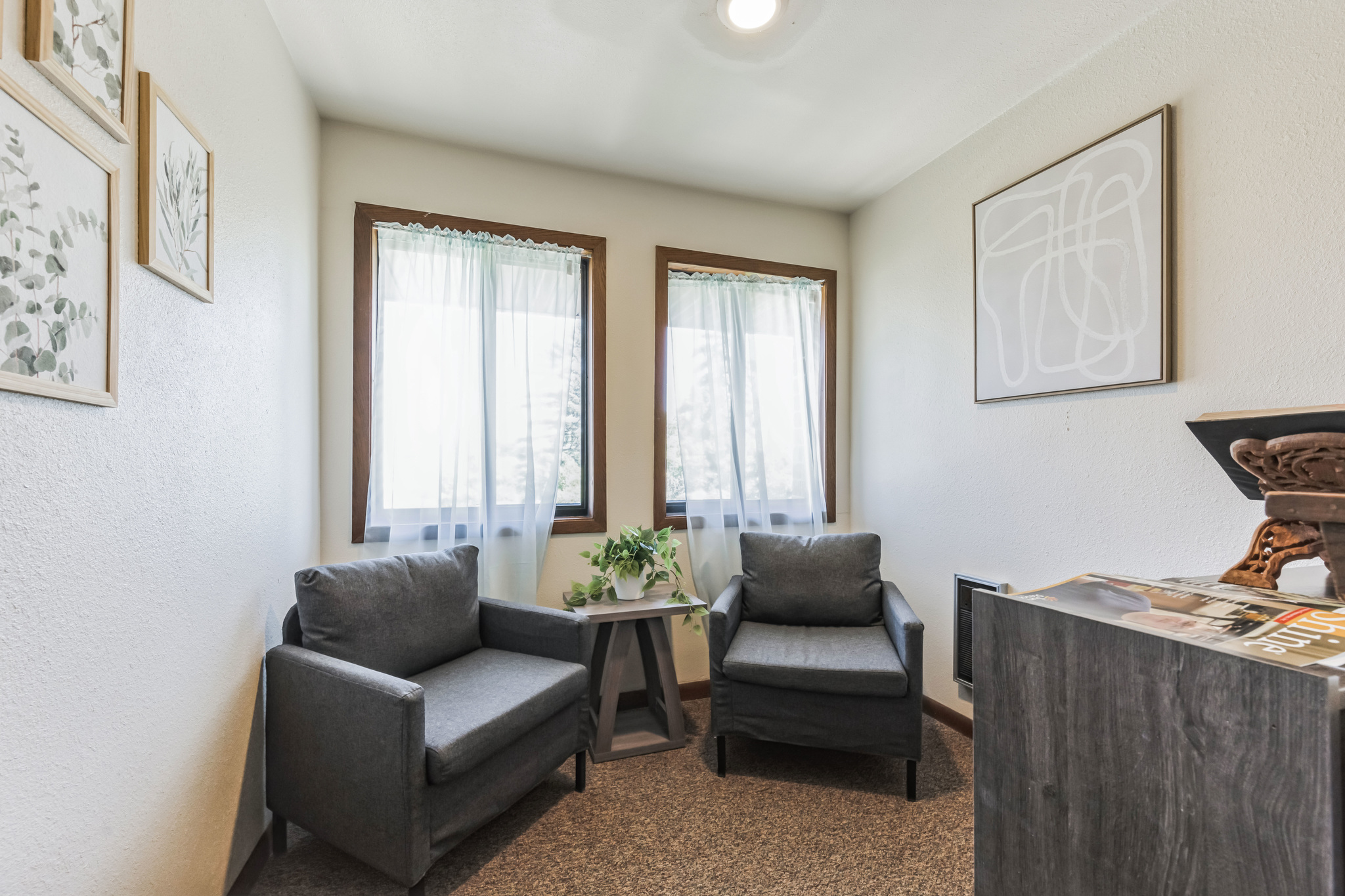 1951252_N_12th_Pl_Sturgeon_Bay_WI_54235_USA-Living_room-DSC_9301.jpg