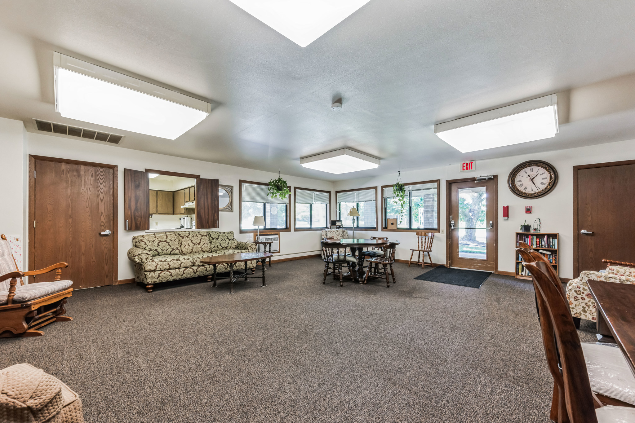 1951252_N_12th_Pl_Sturgeon_Bay_WI_54235_USA-Living_room-DSC_9307.jpg