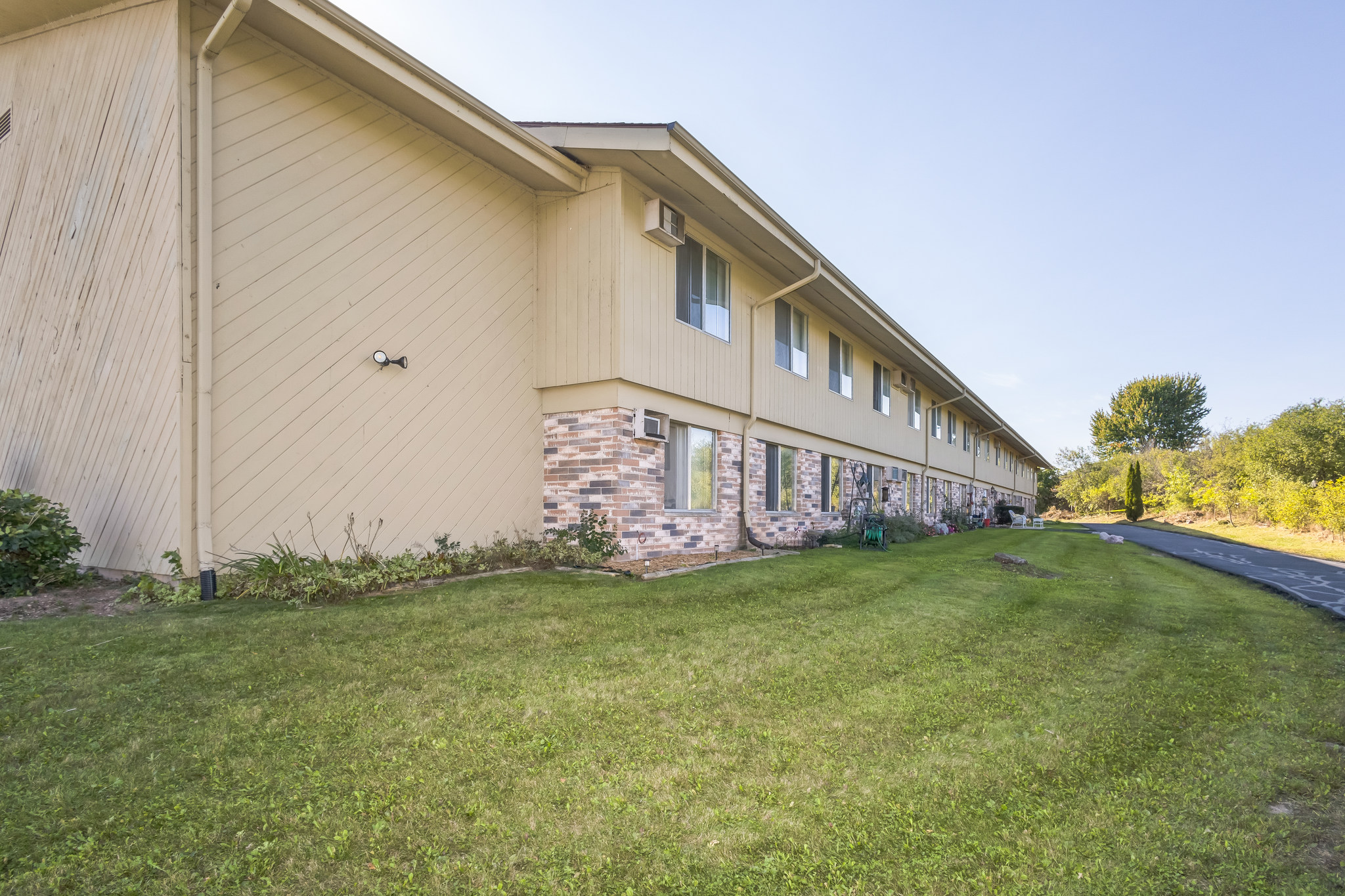 2471200_Oak_Ct_Port_Washington_WI_53074_USA-Exterior-IMG_9481.jpg