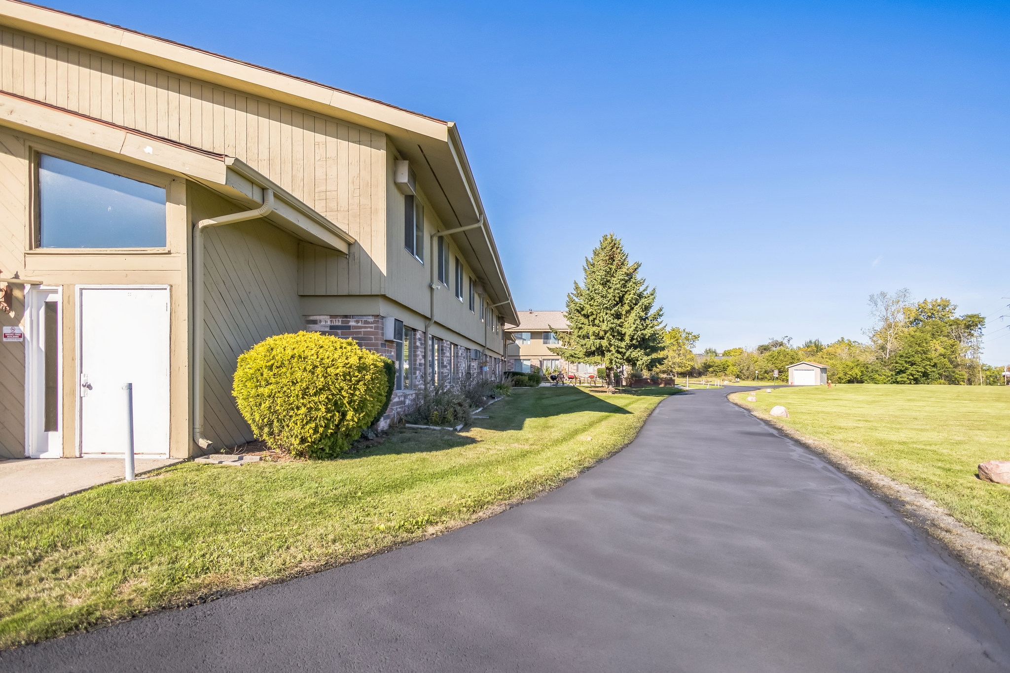 2471200_Oak_Ct_Port_Washington_WI_53074_USA-Exterior-IMG_9507.jpg